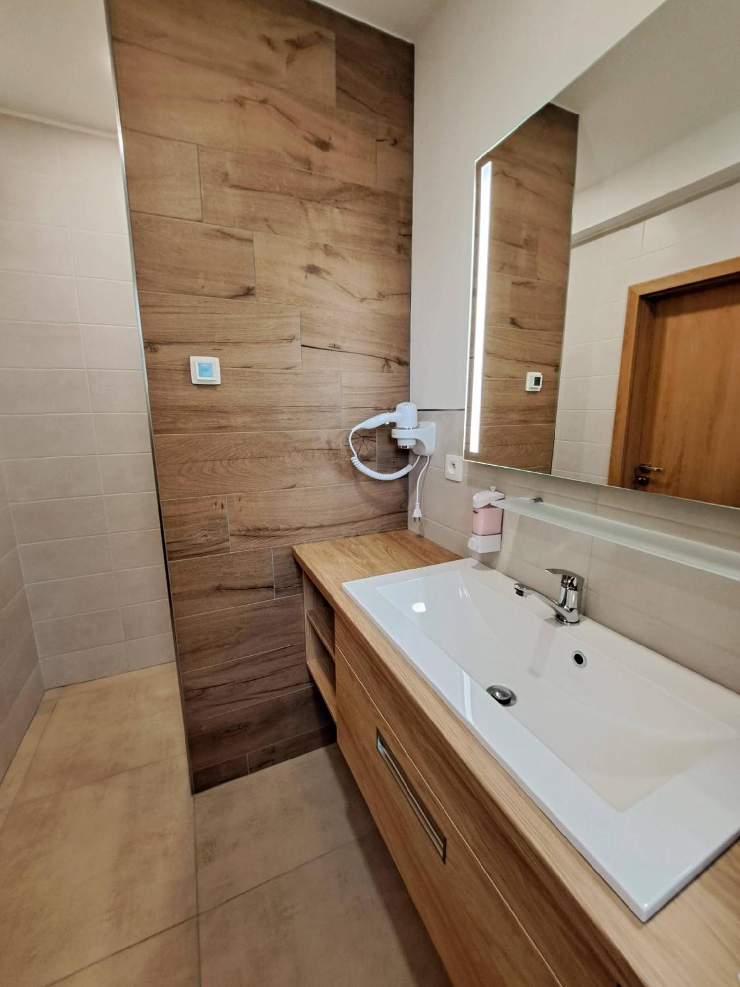 6Bits Apartments เยเซนิค ภายนอก รูปภาพ